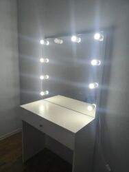 тумбочка для косметики с зеркалом: Гримерный туалетный столик с подсветкой - Стильный белый столик с