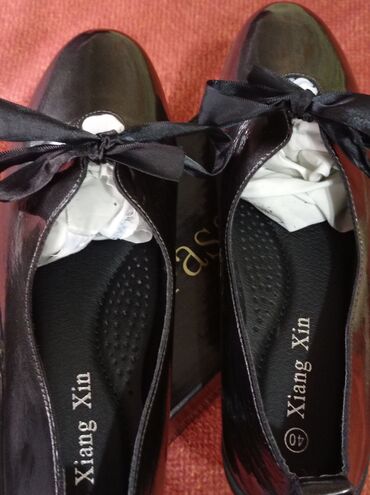 Мокасины: Продаю лакированные женские новые туфли. очень мягкие. размер