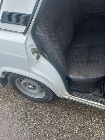 muravey təkərləri: VAZ 2107, ağ rəng, sedan kuzov. Mühərrik və ötürmə: - Benzin — 6