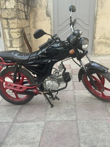 мопед ремонт: Qara rəngli motosiklet, qırmızı disklər və oturacaq arxasında yük