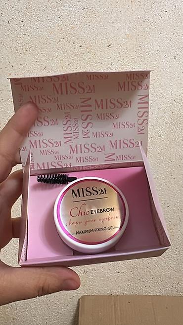 qizil komplektler: V.V.LOVE brendinə məxsus ətir spreyləri (Fragrance Mist) dəsti. Model — 3