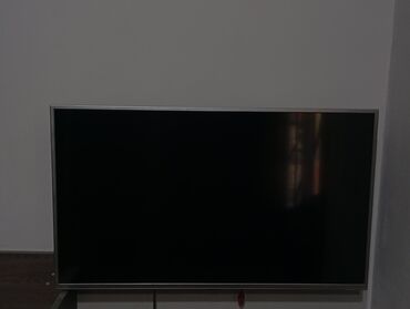 тв тюнер для телевизора: Daxili Smart funksiyaları olan qara rəngli televizor. İncə çərçivəli