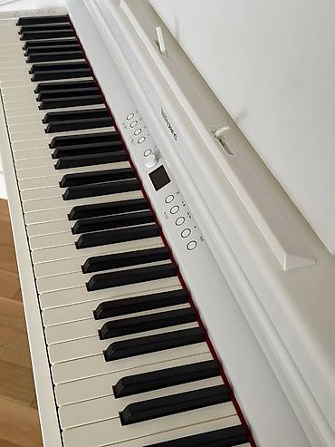 Musiqi alətləri: Roland rəqəmsal pianino – ağ korpus, 88 klaviş, inteqrə olunmuş stend — 5