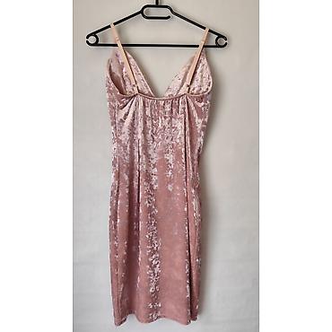 bele 97: Plišana haljina u puder‑roze boji, sa svetlucavim „crushed velvet“ — 3