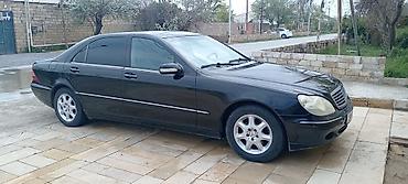 a class mercedes: Mercedes‑Benz S‑Class (W220), qara rəng, sedan gövdə. Əsas — 6