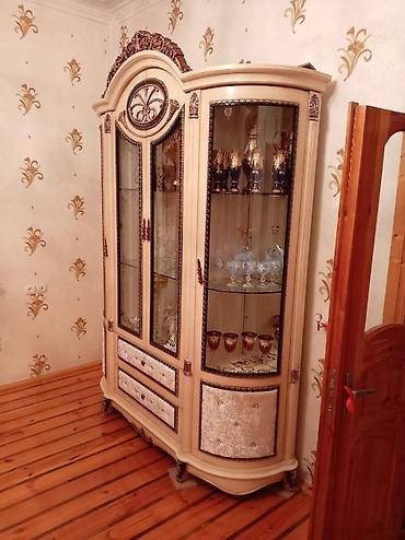 taxt kiravatlar: Klassik üslubda vitrin-bufet - Rəng: krem/şampan tonlarında, qəhvəyi — 1