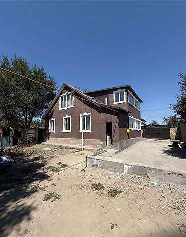 Продажа коттеджей и домов: Продаётся частный дом с двумя уровнями и просторным двором. Первая — 1