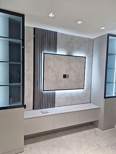 televizor dekoru alcipan: Mebel və interyer həlli – TV zonası + vitrin modulları + mətbəx — 1
