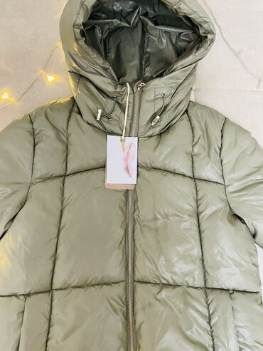 куртка на подростка: Зимняя женская куртка, размер подойдет для S и М. Абсолютно новая