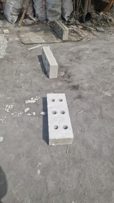 Beton bloklar: Bu beton blok tikinti sahəsində dayaq kimi istifadə olunan, möhkəm və — 7