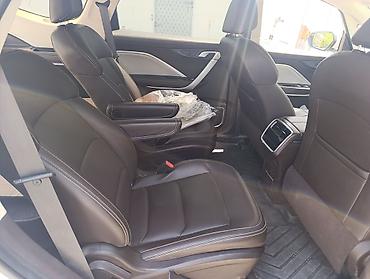 byd e6: Электромобиль (кроссовер/MPV) белого цвета с 3 рядами сидений и — 5