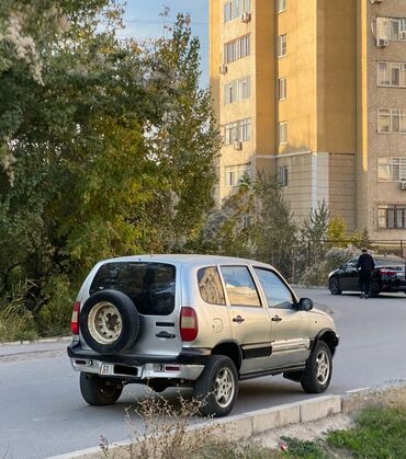 купить экскаватор погрузчик бу: Chevrolet Niva: 2004 г., 1.7 л, Механика, Бензин, Жол тандабас