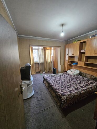 muzhskie kofty 69: 2 комнаты, 50 м², 105 серия, 1 этаж, Старый ремонт