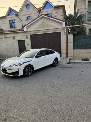 Avtomobil salonu üçün digər detallar: Elektrik krossover salonu – modern texnologiya və komfort - Panorama — 18