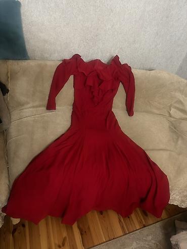 qırmızı çanta: Qırmızı qadın paltarı - Stil: Uzun, A-kəsimli axıcı ətəkli - Yaxa və — 1