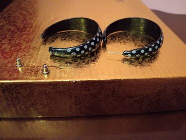 Bilərziklər: 2 manat qolbaq sırğa boyunbağı 
ünvan Bakı sağlamlıq mərkəzi — 11