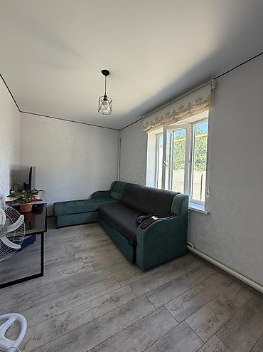 первое: СРОЧНО ПРОДАЁТСЯ ДОМ В НОВОПОКРОВКЕ! Участок: 20×25 м (5 соток) Дом — 10
