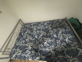 Kreveti: Metalni ram kreveta sa uzglavljem, sa dušekom. - Dimenzije — 5