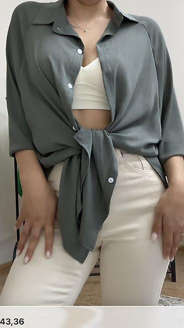 Блузки: - Универсальная база: сочетается с лонгсливами, свитерами и рубашками — 12