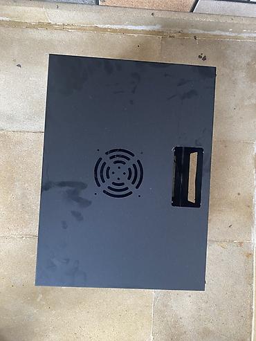 hava interneti: Divara quraşdırılan metal server/rack kabineti. Şəbəkə avadanlıqları — 3
