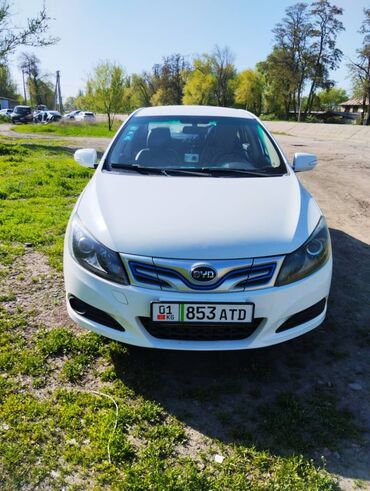 Легковой транспорт: Сдаю в аренду: Легковое авто, Под такси