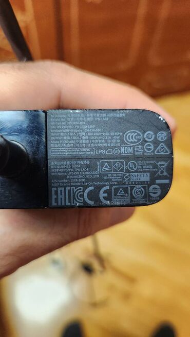 Noutbuklar üçün adapterlər: HP adapteri 45W. Orijinal üstden çıxma. Kompyutere taxılan yerinde — 10