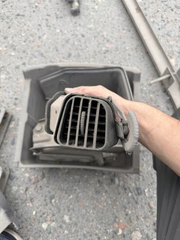 Другие автозапчасти: Набор различных автозапчастей, включая ремни безопасности, панель — 31