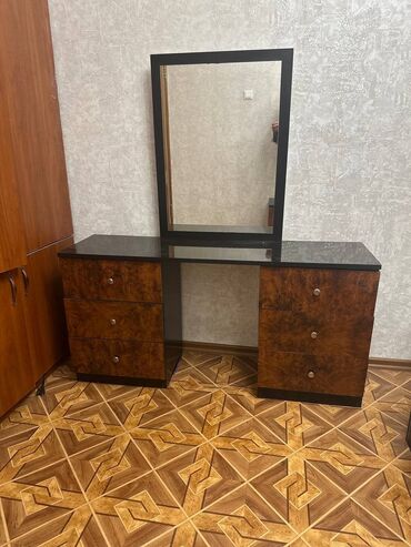 зеркало с тумбой в спальню: Туалетный столик, Б/у, С зеркалом, цвет - Коричневый, Дерево