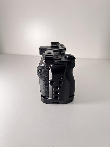 Фото и видеокамеры: Беззеркальная камера Sony α6700 (E-mount) с защитной клеткой SmallRig — 3