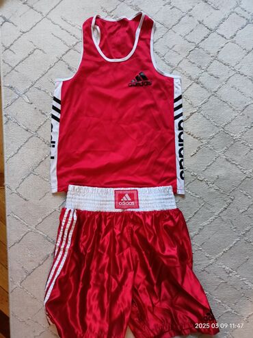 Maskalar, eynəklər: Adidas boks dəsti - Rəng: qırmızı/ağ detallar - Dəst: atlet və şort -