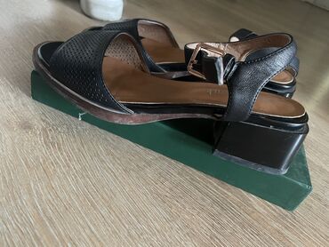 Босоножки, сандалии, шлепанцы: Брала в Баскони кожаная хорошая обувь одела 4 раза размер 37