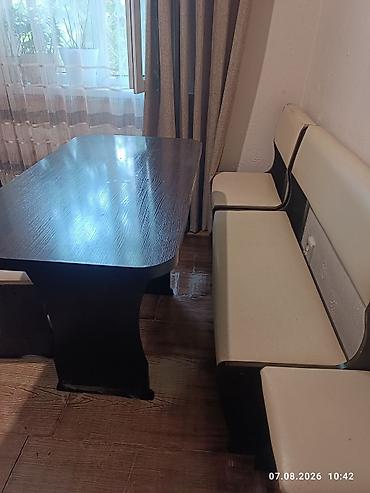 table study: Кухонный уголок с обеденным столом и двумя табуретами. Состав — 2