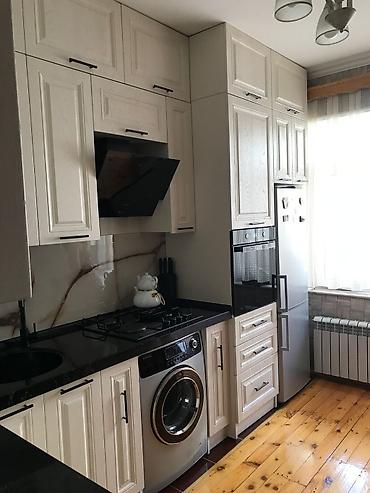 Otaqların satışı: 3 otaqlı mənzil – interyer və mebel ilə - Yataq otağı: geniş pəncərə — 8