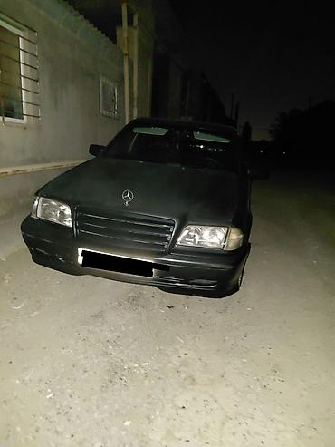 accent 1996: Mercedes-Benz C-sinfi sedan (W202) – qara rəng. Texniki və dizayn — 2