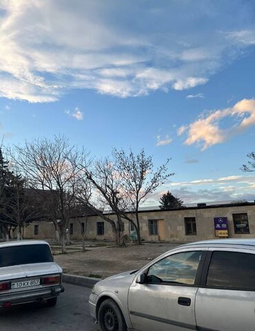 Digər kommersiya daşınmaz əmlakı: Nizami rayonu Babək prospektində,sahəsi 200 kv/m olan, obyekt — 9