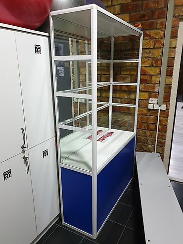 Торговое оборудование: Витрина С зеркалом, 200 см * 120 см * 35 см, Б/у — 2