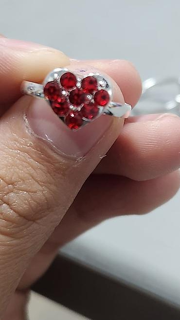 Наборы украшений: Набор детских колец в подарочной коробочке-сердце. - В комплекте — 4