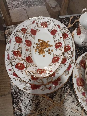 farfor nədir: Porcelain servis dəsti – qızılı və qırmızı güllü naxış Zərif detallı — 3