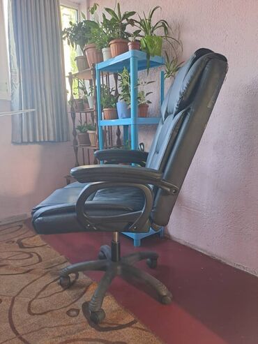 кресло парихмахерская: Продаю б у кресло состояния хорошая всё работает как часики