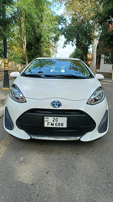teker hava sensoru: Toyota Aqua hibrid hetçbek. Ağ rəngli кузов, 5 qapılı kompakt şəhər — 7