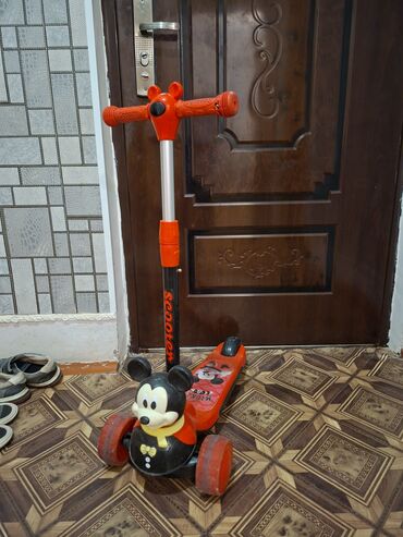 variator sürətlər qutusu: Uşaq skuteridir – 3 təkərli, ön hissədə Mickey Mouse fiqurlu. -