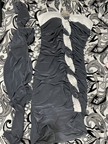 Повседневные платья: Желтое платье со шлейфом без лямок синие платье с драпировкой — 3