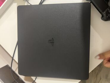 PS3 (Sony PlayStation 3): Playstation. Ishlekdi. tam ishlek veziyyetdedi. chox az istifade