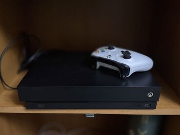 Xbox: Xbox One X (черный) с беспроводным геймпадом - Консоль: Xbox One X в