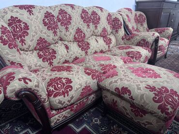 Прямые диваны: Итальянский мягкий гарнитур, состоящий из дивана, двух кресел и пуфа