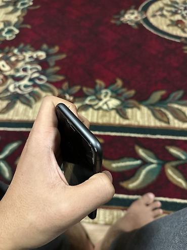 Apple iPhone: IPhone 11, Qara — 4