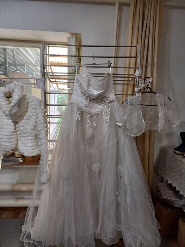 Продаю свадебное платье с накидками. размер 40-42 
Нужна химчистка