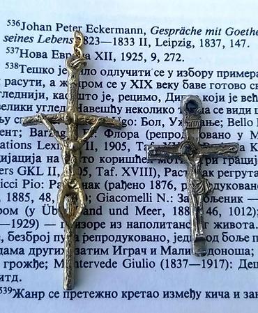 Ostali antikviteti: Dva KRSTa privesci. Privezak krst je lepo izrađen verski dodatak koji — 1