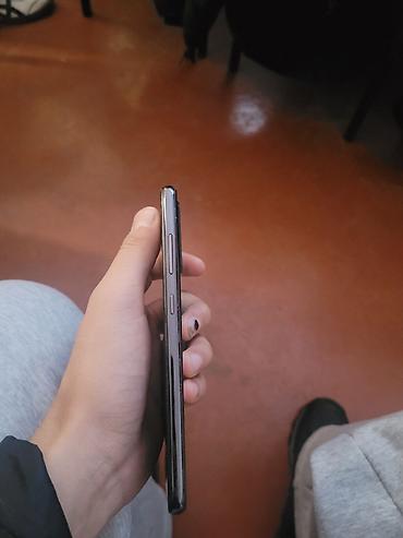 Другие мобильные телефоны: Смартфон с безрамочным дисплеем и фронтальной камерой в круглой выемке — 4