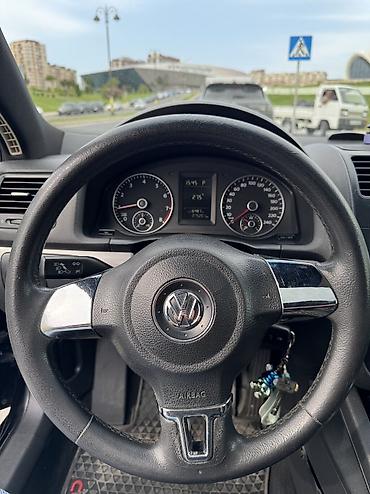 Volkswagen Jetta: 1.6 l | 2010 il Sedan — 8
